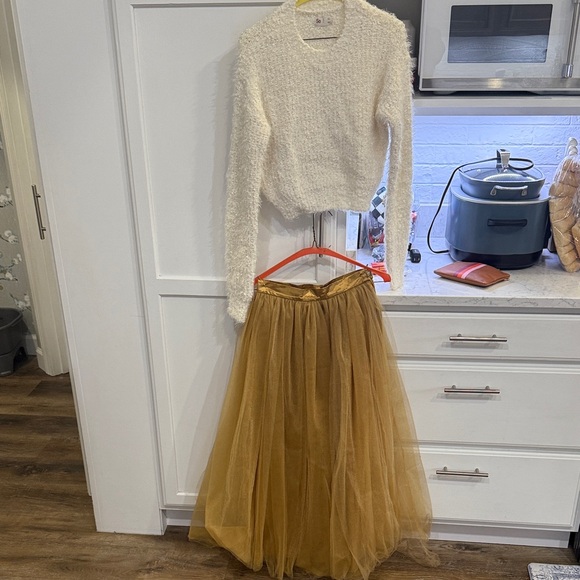 SO Dresses & Skirts - Elegant Gold Tulle Skirt & Women’s XS Small Sweater - Elegant & Adorable